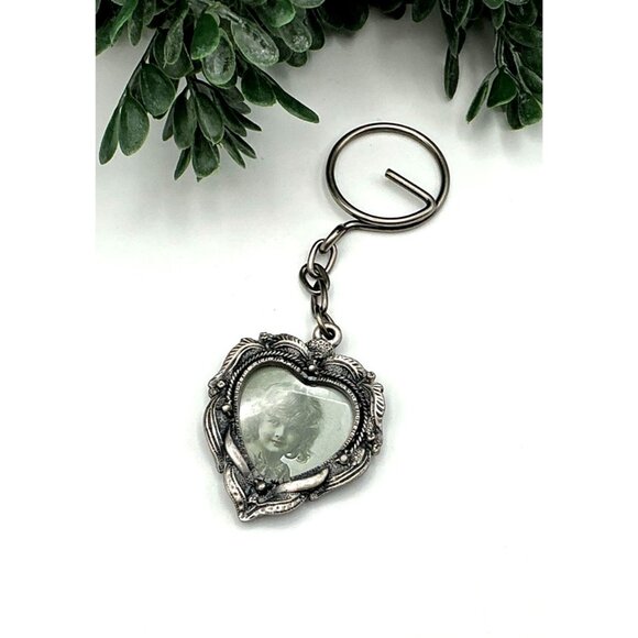 Vintage Heart-Shaped Photo Keychain With Antique-Style Frame & Chain - Picture 1 of 4